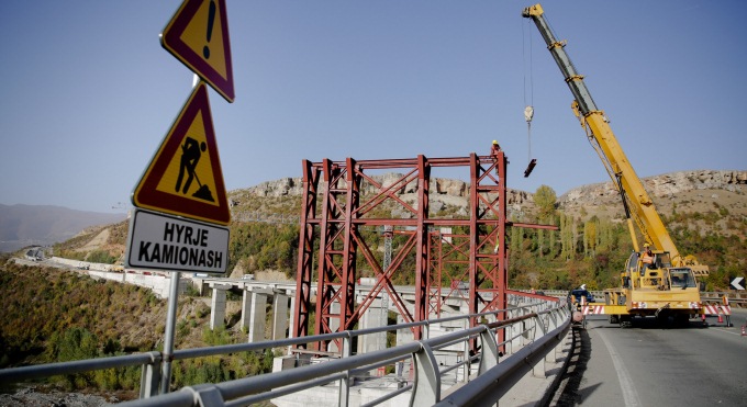 45 mln euro investimi ne Rrugen e Kombit: Po riparohen urat dhe po ndertohen mbikalime